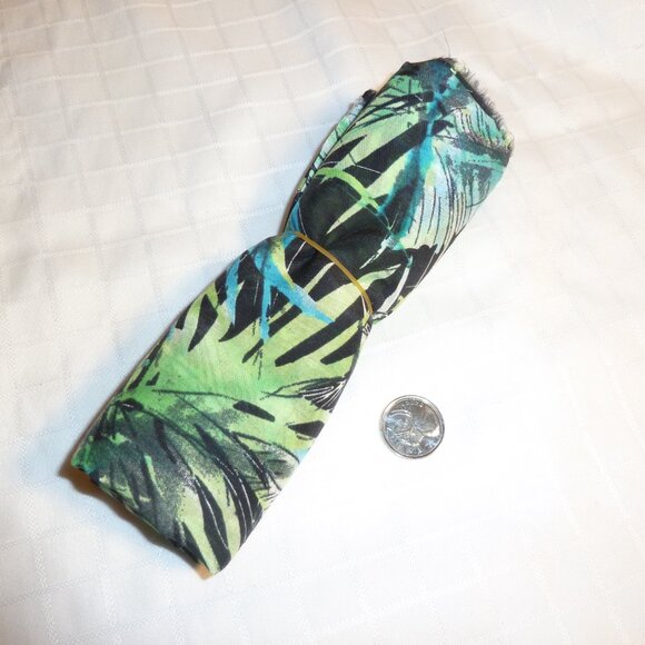 Fabric with a floral pattern transitioning from greens to blues - Picture 3 of 3